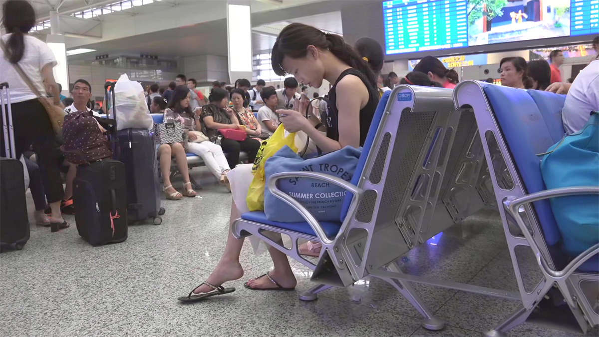 若真是候车时看到如此美脚，我估计得误点了-日更街拍