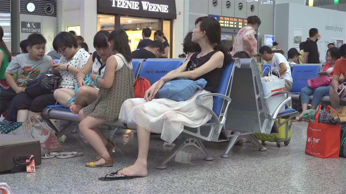 图片[2]-若真是候车时看到如此美脚，我估计得误点了-日更街拍