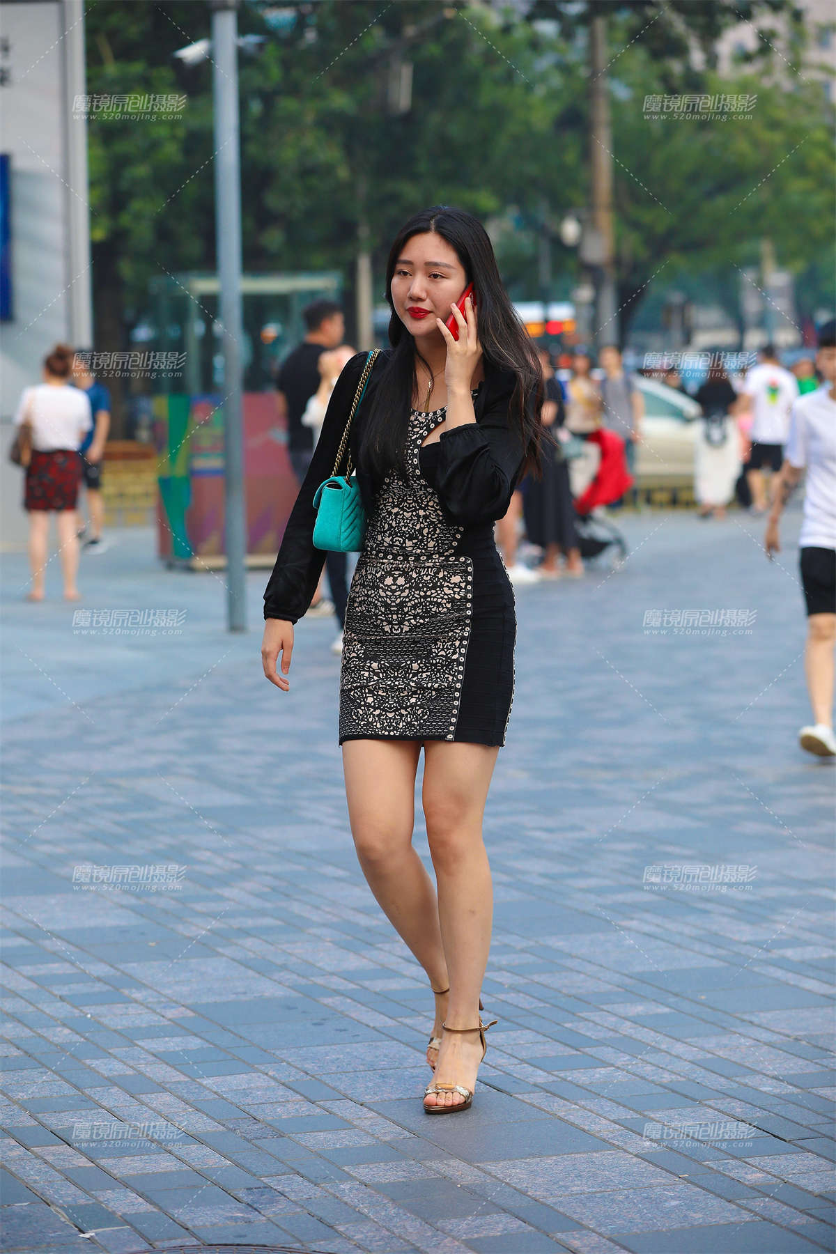 聊电话的包臀裙__-日更街拍