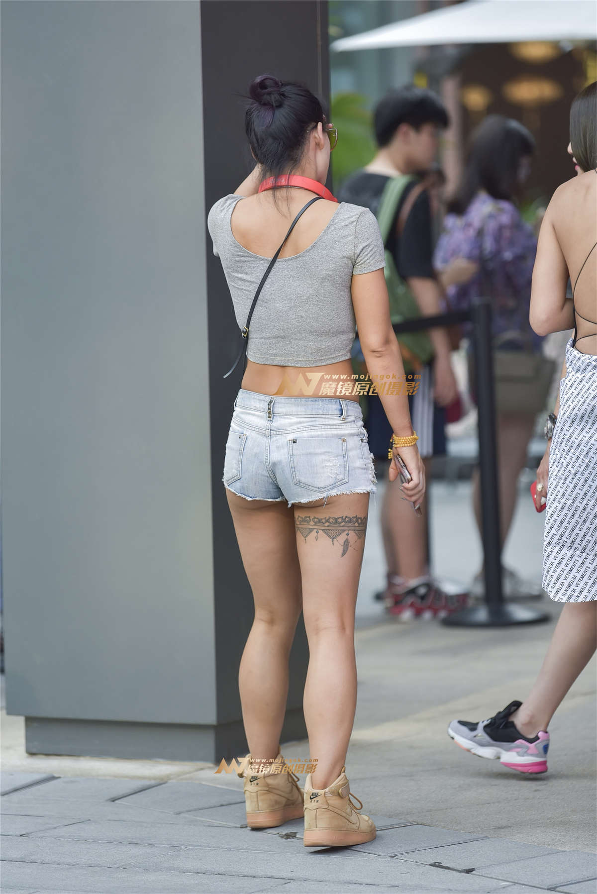 图片[2]-低腰热裤女-日更街拍