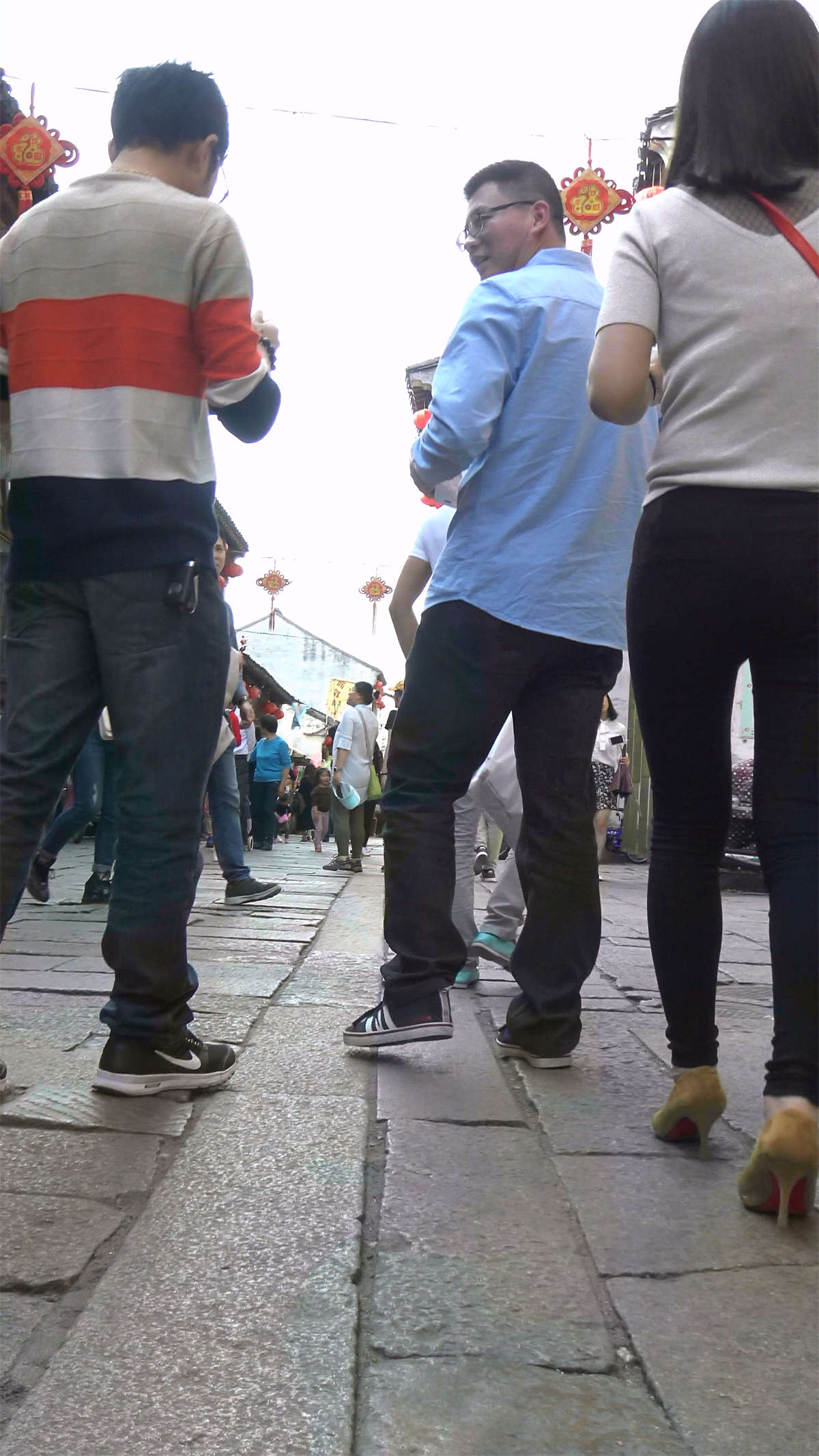 图片[2]-丰臀紧身黑裤高跟鞋知性美女姐姐-日更街拍