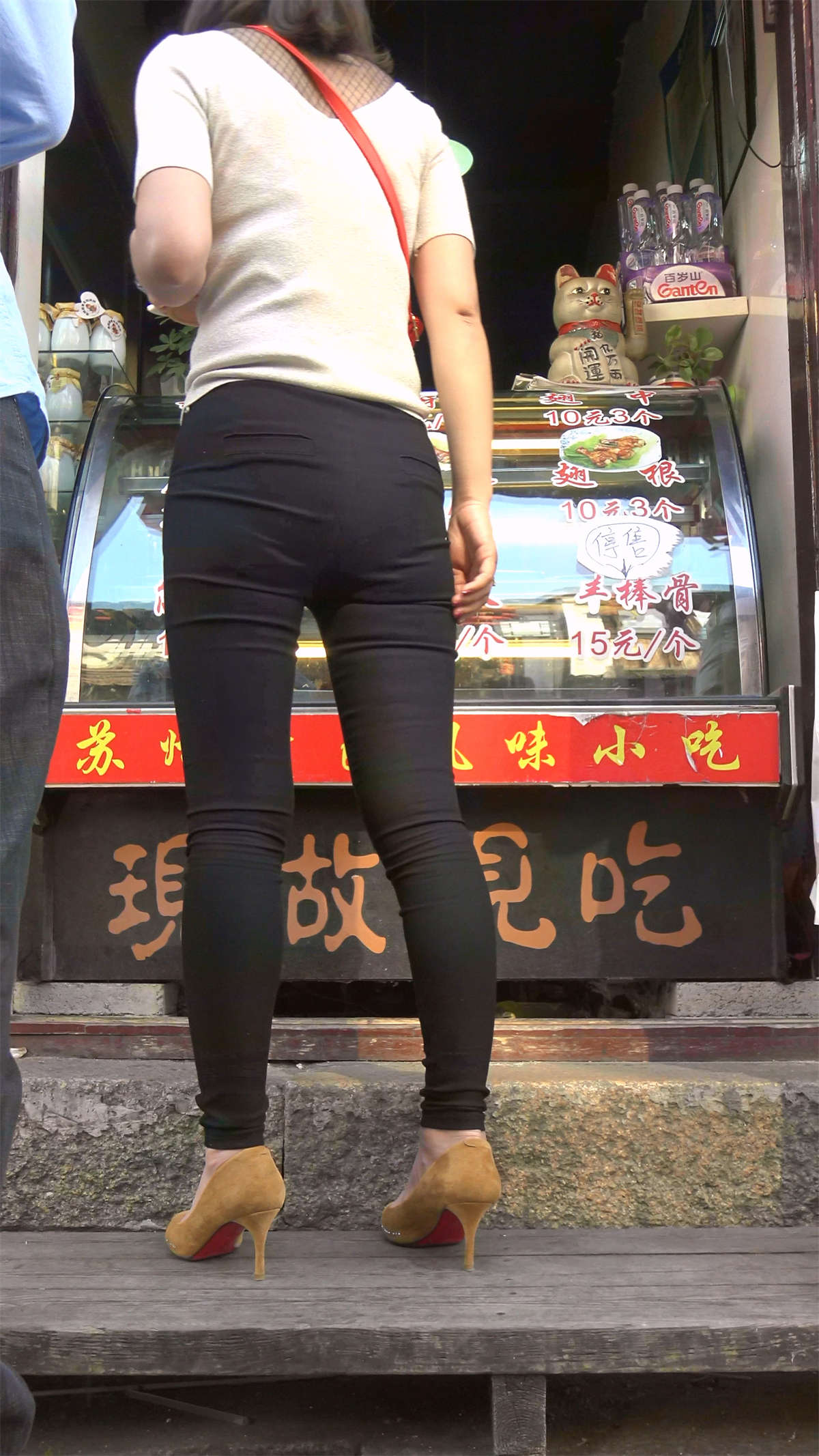 丰臀紧身黑裤高跟鞋知性美女姐姐-日更街拍