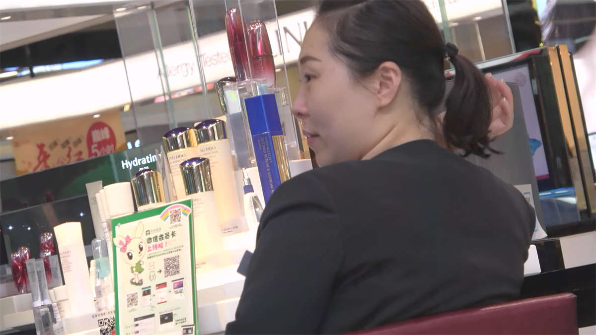 桌下的肉丝脚高跟鞋美女-日更街拍