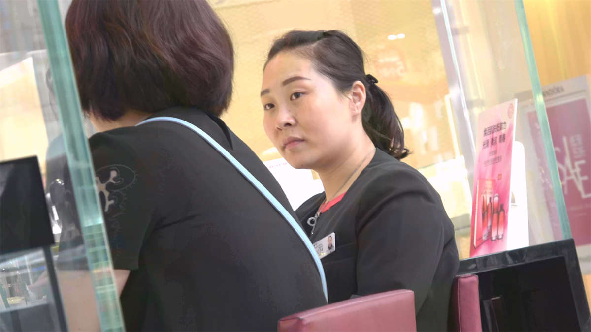 图片[2]-桌下的肉丝脚高跟鞋美女-日更街拍