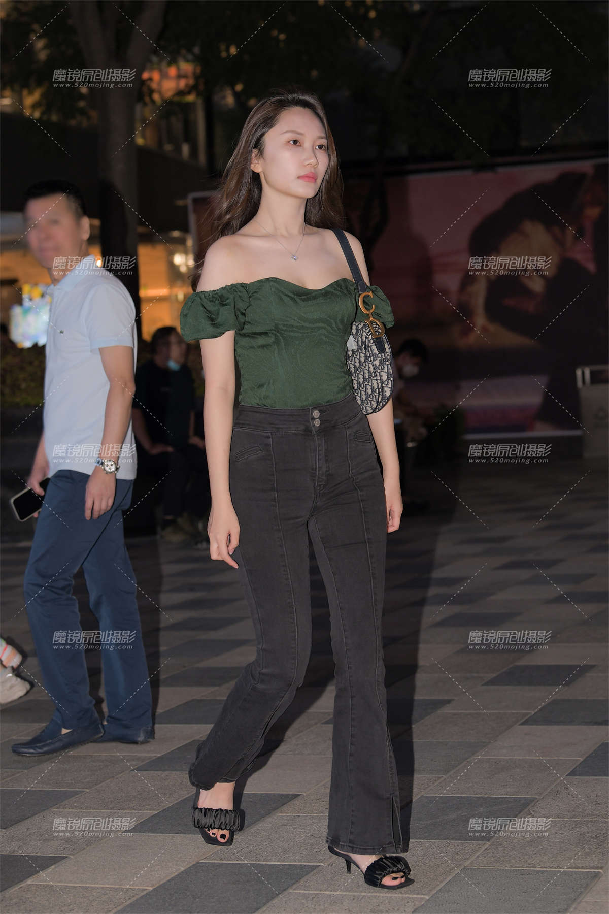 暗绿抹胸紧牛美女-日更街拍