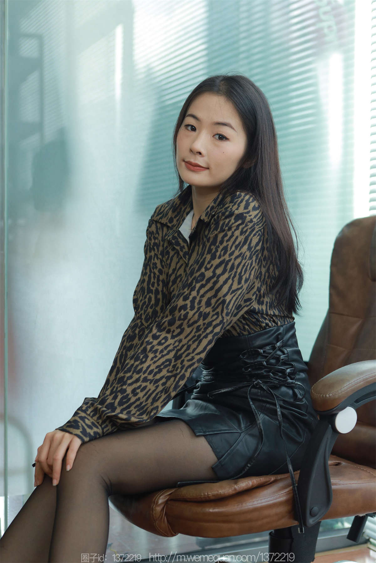 图片[2]-IESS异思趣向 2023.08.08 丝享家1501：小金 黑色指甲-日更街拍