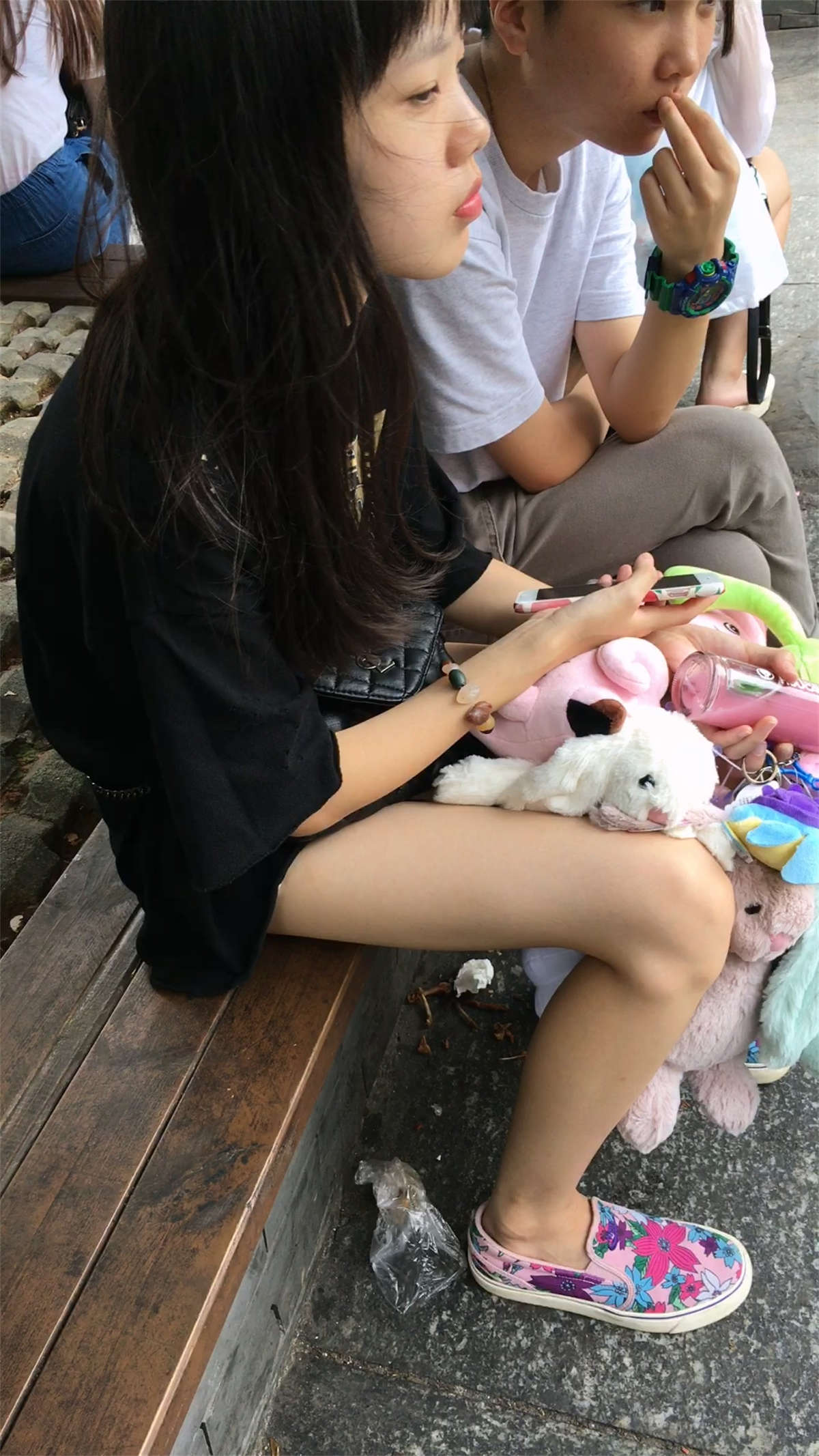 图片[2]-身材苗条的小靓妹-日更街拍