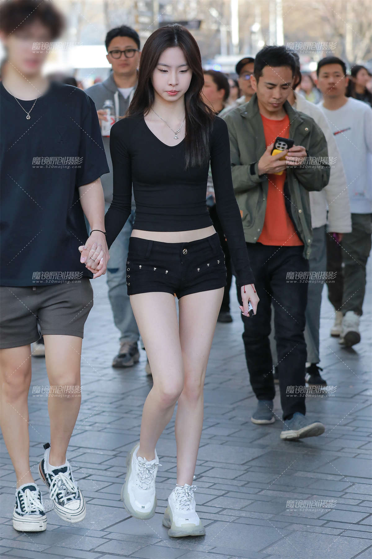 白嫩长腿热裤美眉-日更街拍