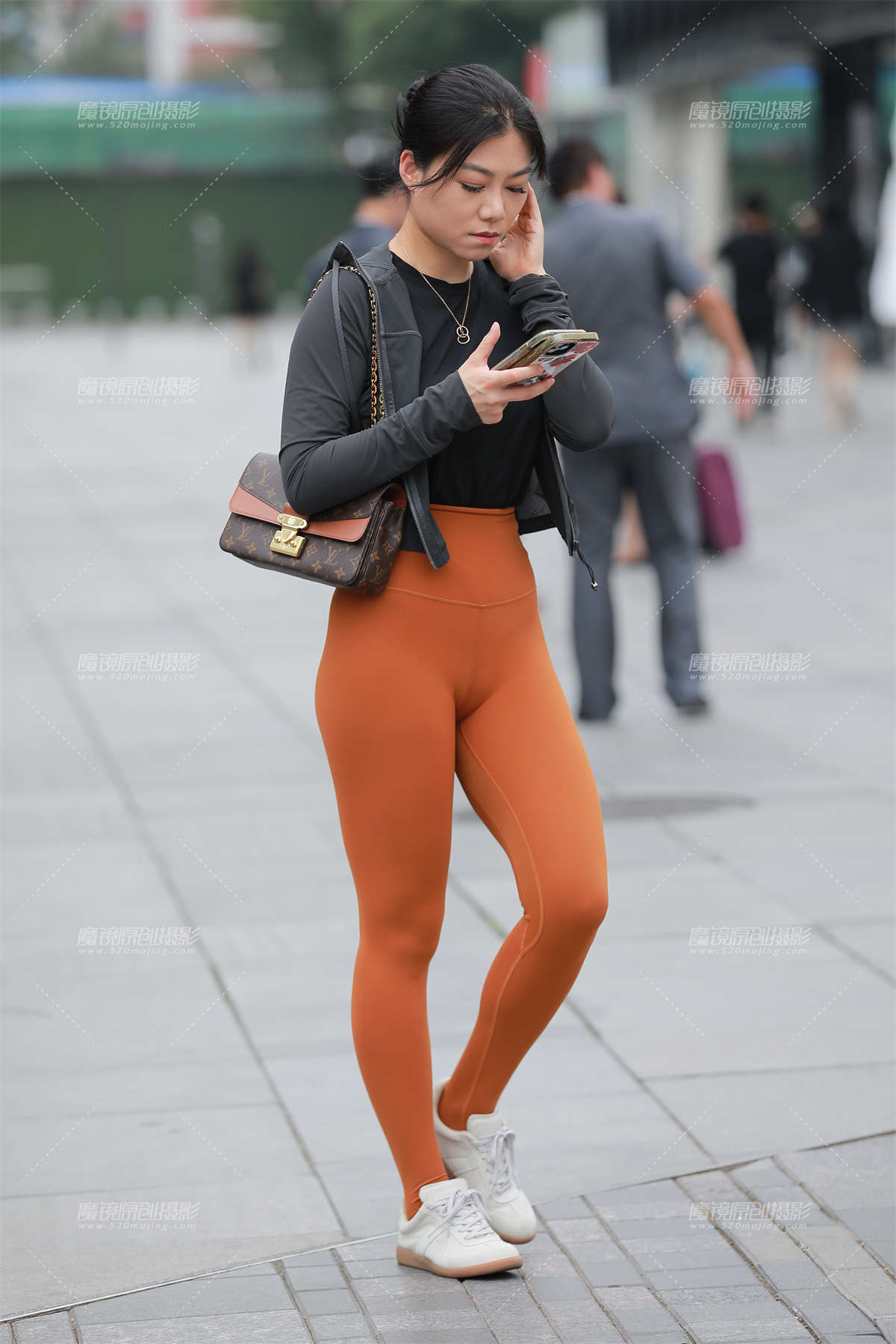 图片[2]-【玻璃街拍】玩手机的瑜伽裤小姐姐-日更街拍