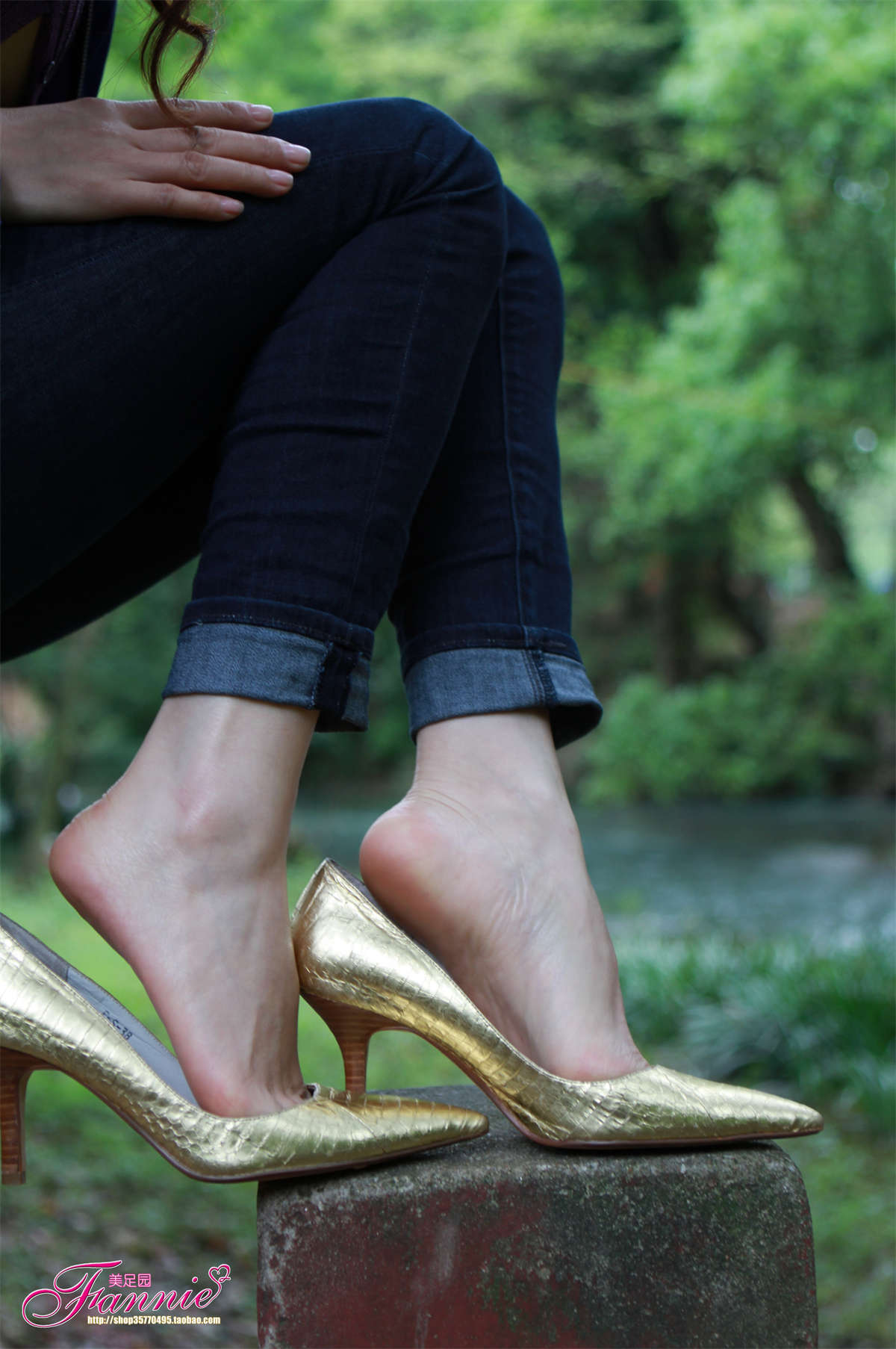 Fannie芬妮美足园NO.867 高跟裸足特写金色船鞋（4）-日更街拍