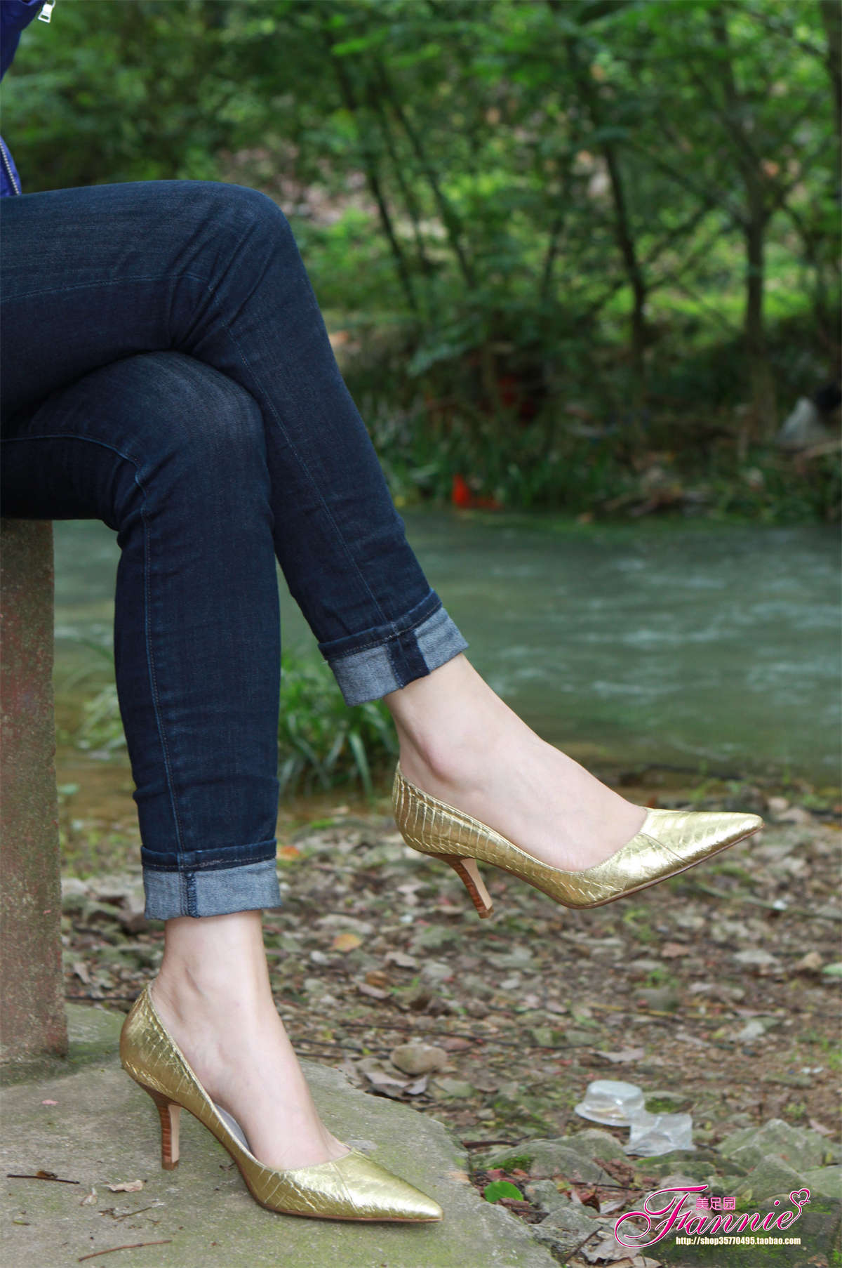 图片[2]-Fannie芬妮美足园NO.867 高跟裸足特写金色船鞋（4）-日更街拍