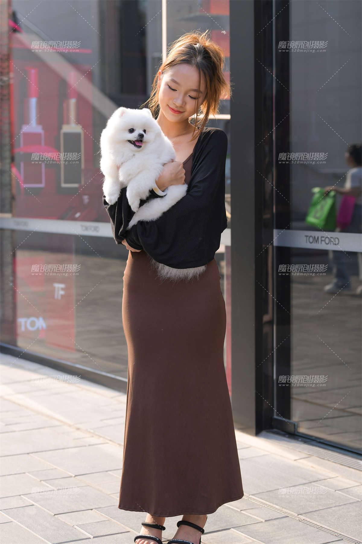 牵小狗的女孩-日更街拍