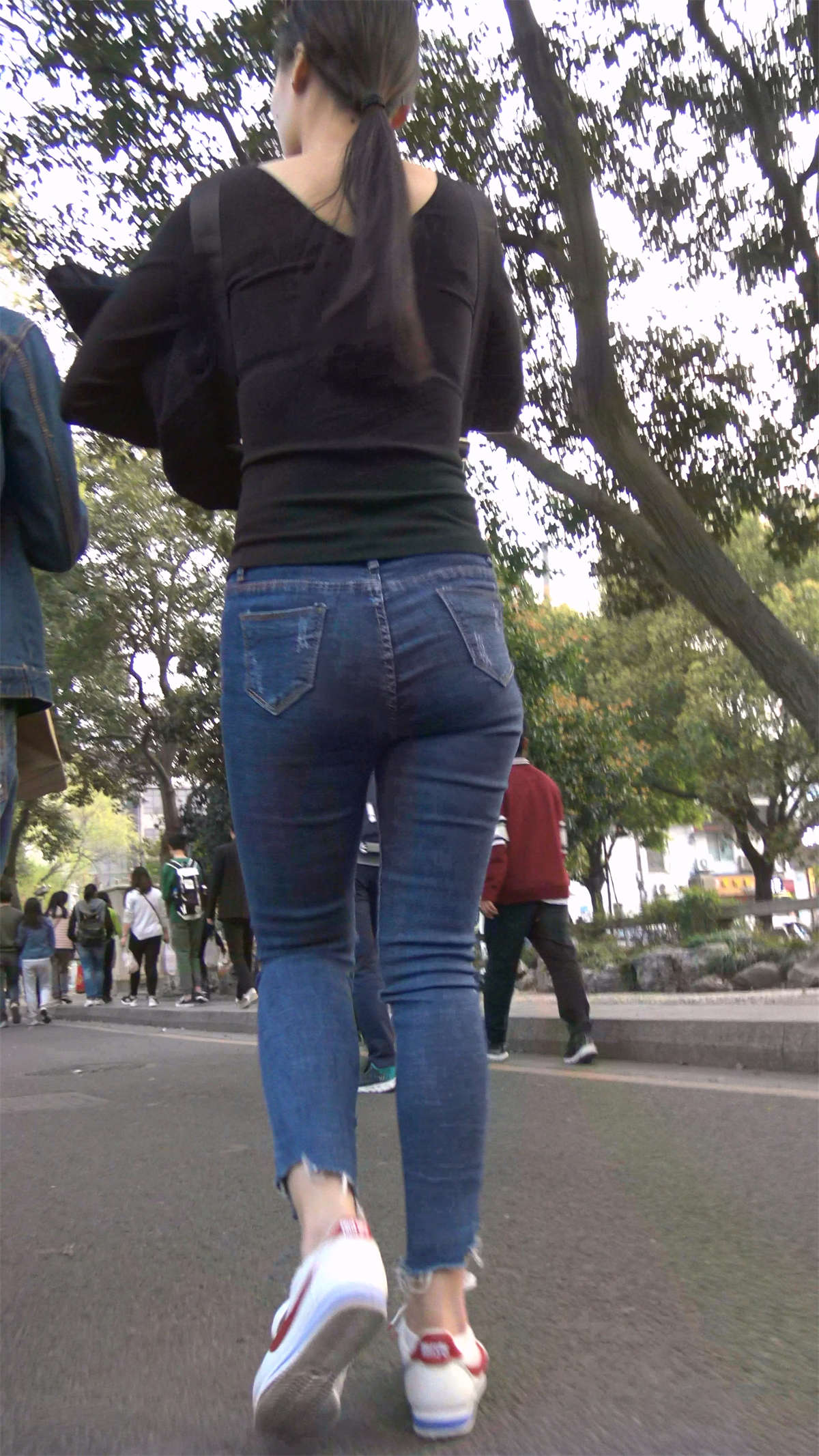 图片[2]-黑T恤紧身蓝牛街拍美臀美女-日更街拍