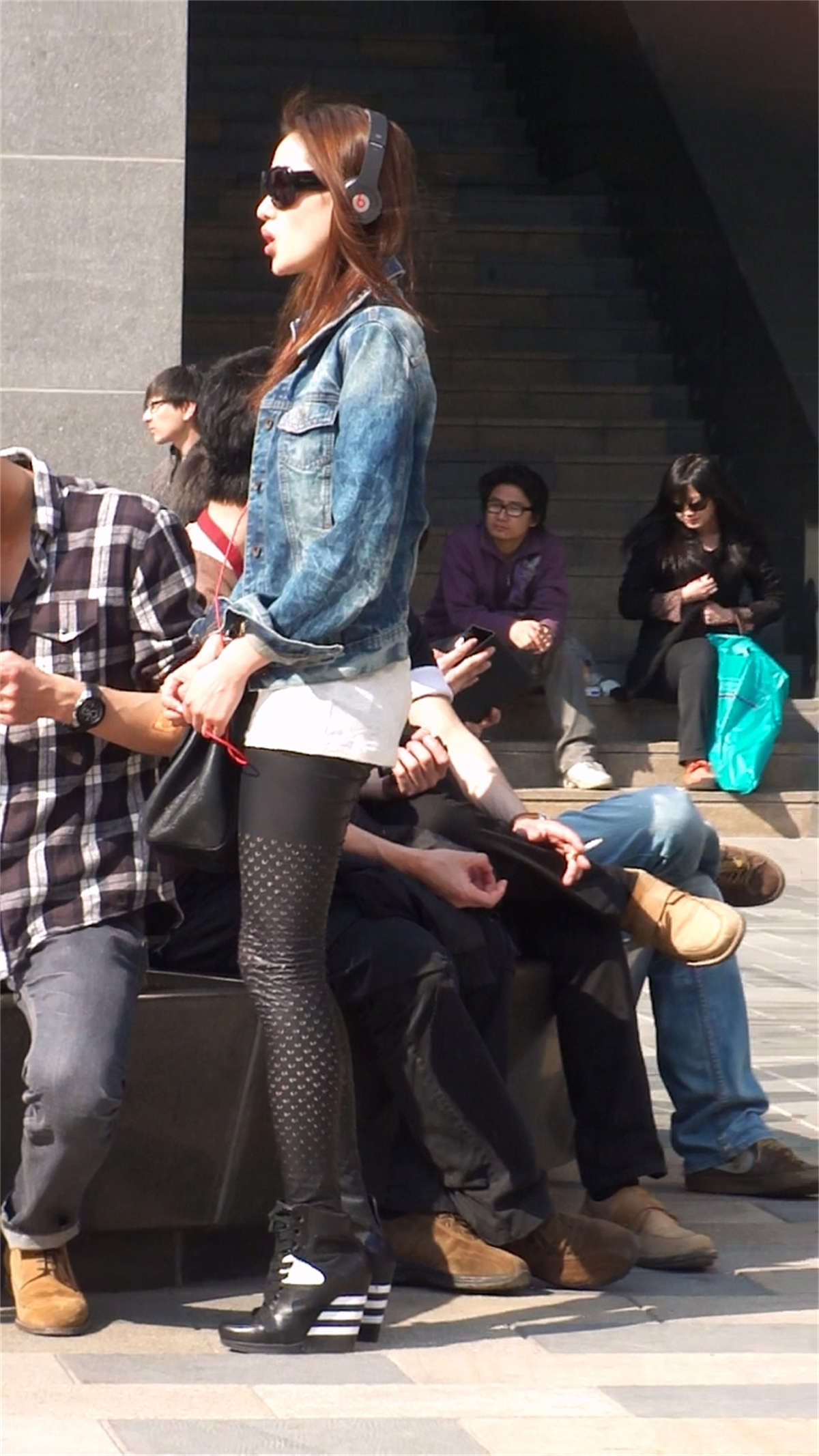 图片[2]-时尚个性紧身皮裤美女-日更街拍