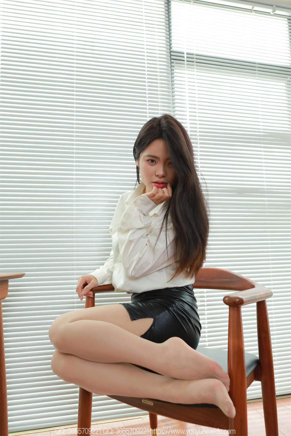 IESS异思趣向 2025.03.14 丝享家2001：兔兔 白色OL（上）-日更街拍