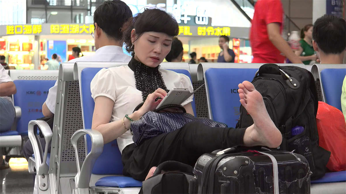 图片[2]-候车室内一双无敌的熟女性感大白脚-日更街拍
