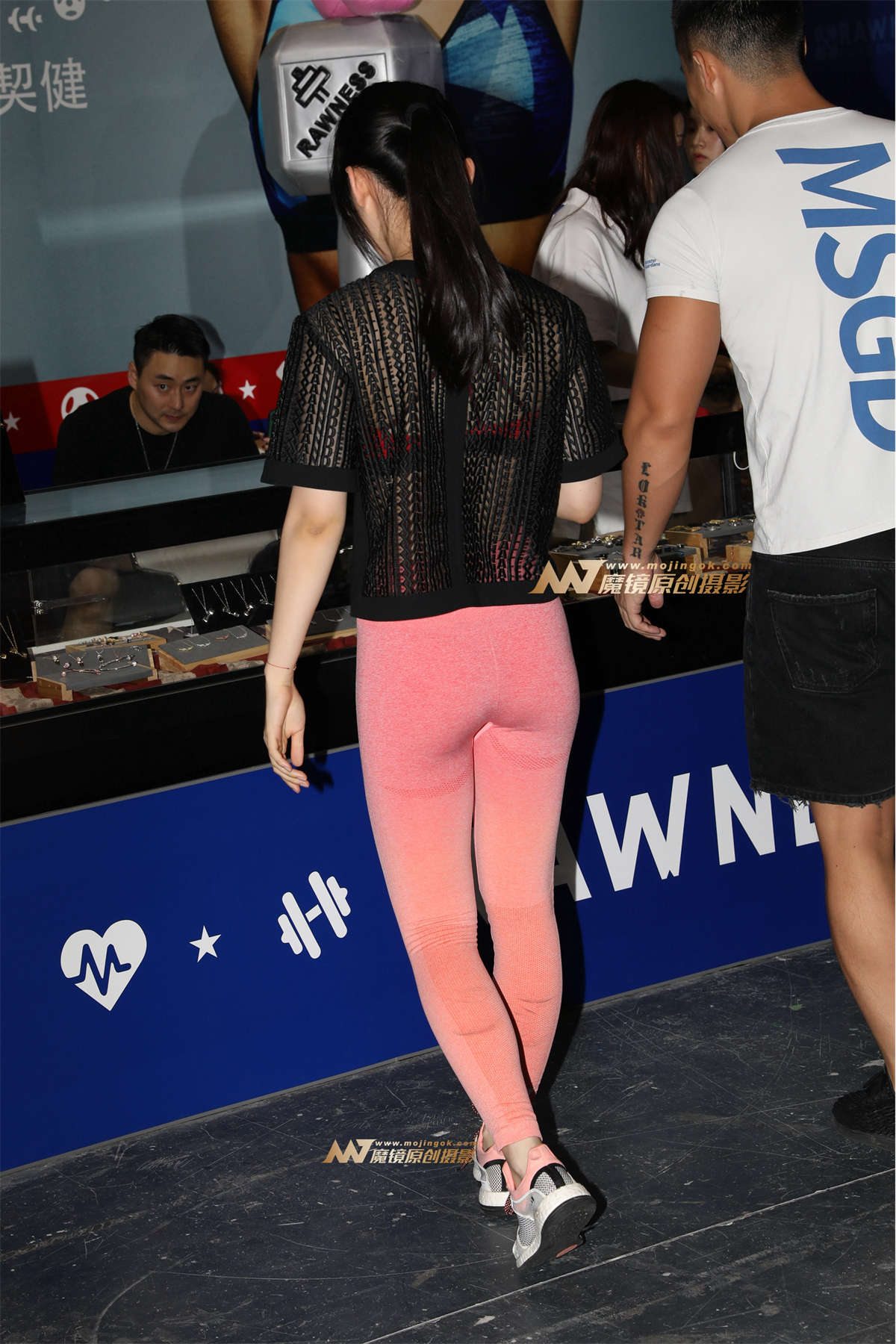 图片[2]-粉红瑜伽裤美女-日更街拍