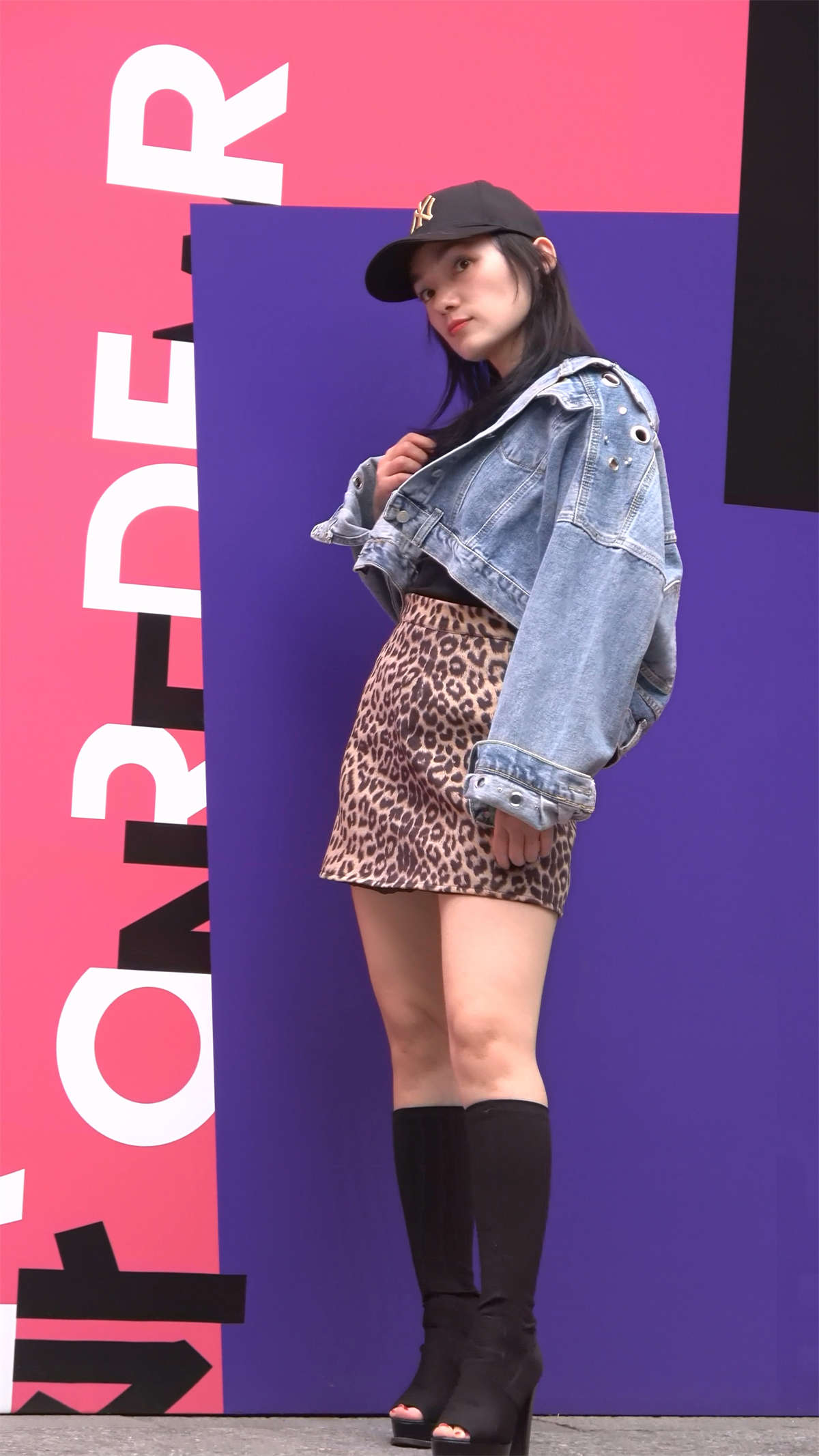 图片[2]-时尚豹纹群美丽大方美腿美女-日更街拍