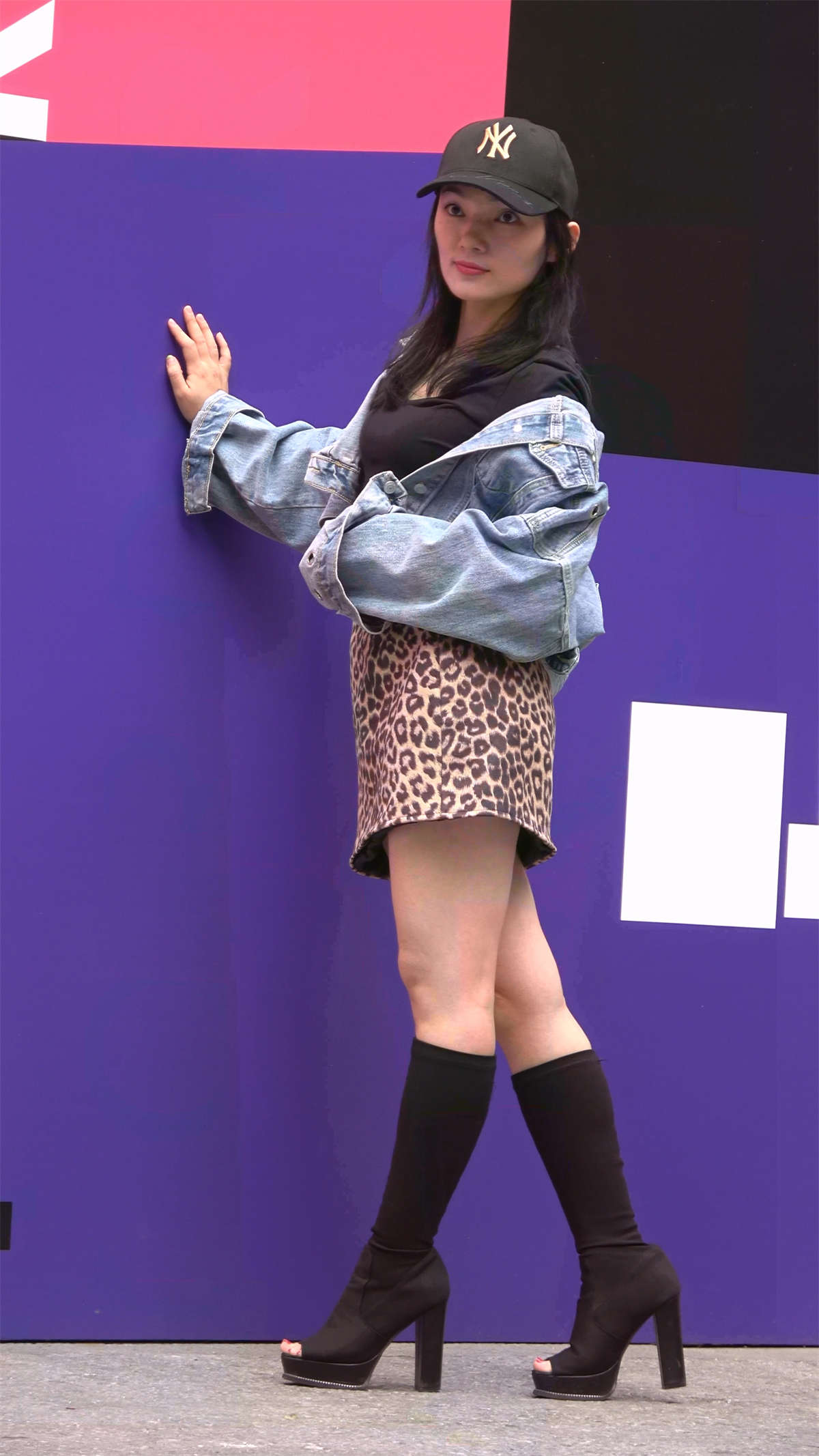 时尚豹纹群美丽大方美腿美女-日更街拍