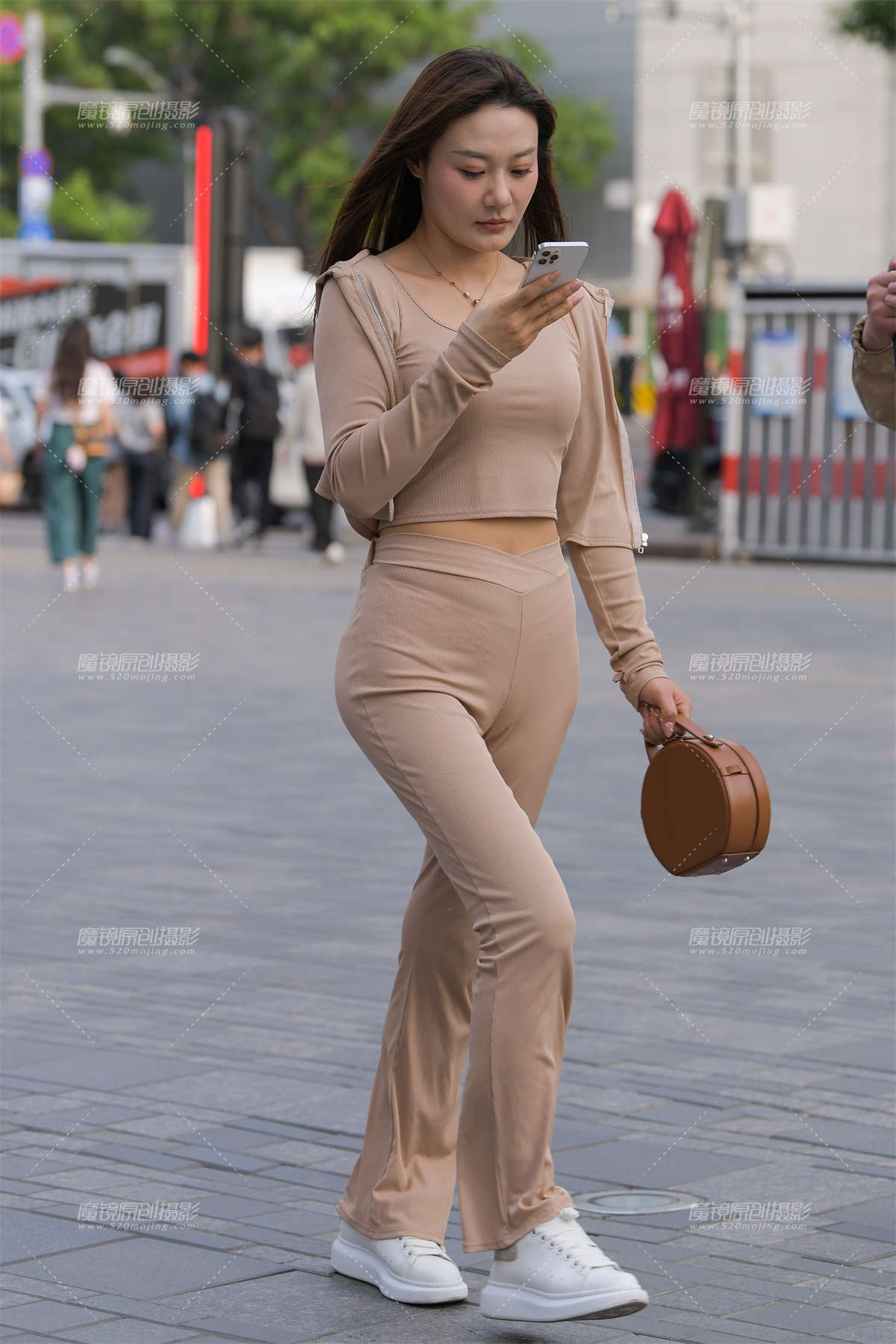 浅黄裤美女-日更街拍