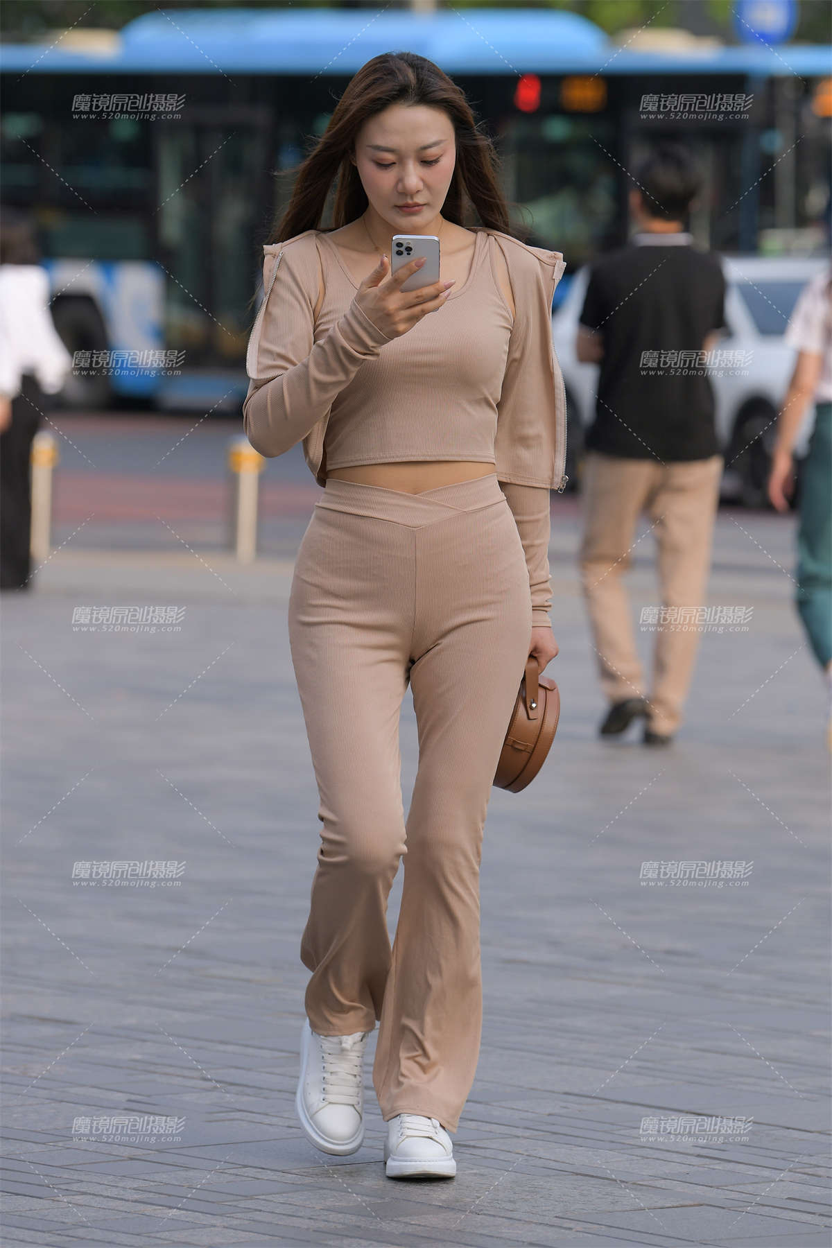 图片[2]-浅黄裤美女-日更街拍