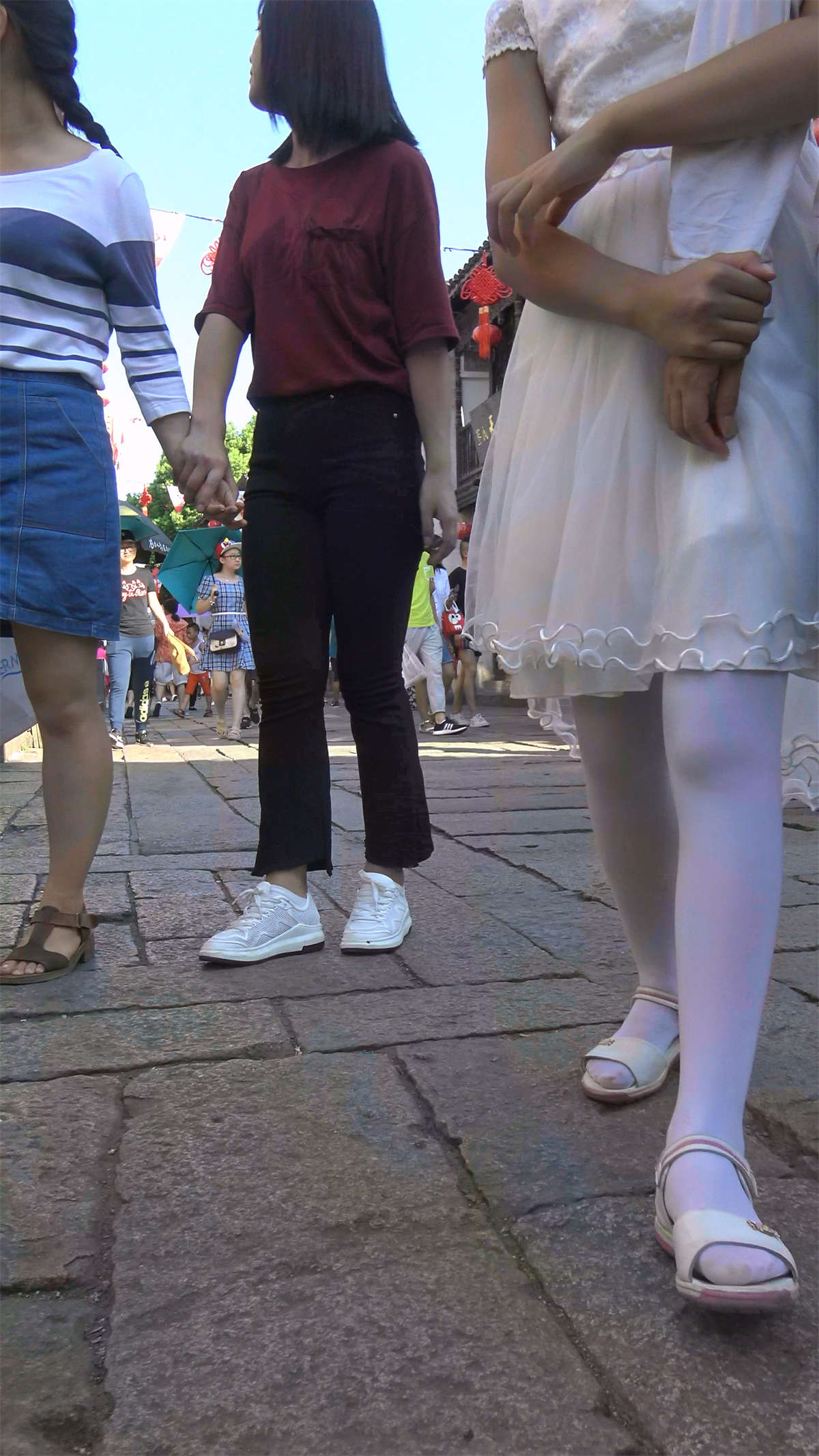 图片[2]-黑裤饱满三角区青春小妹-日更街拍