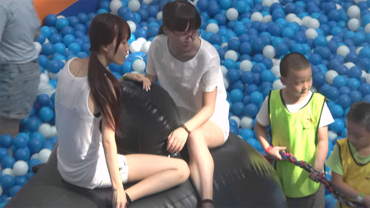 图片[2]-游乐场两个顽皮的小姑娘的短黑丝-日更街拍