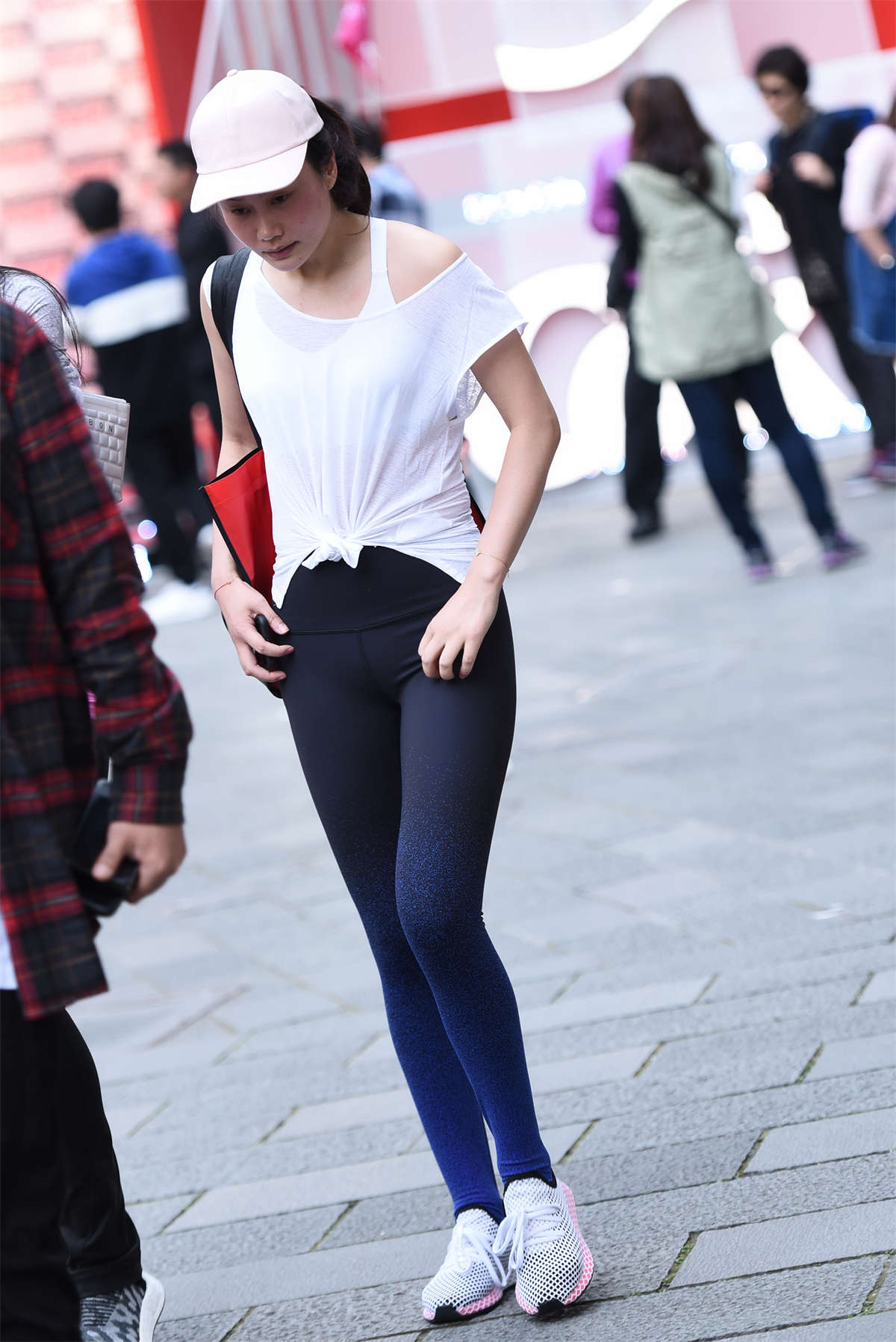 【咔喳赛贴】一直低着头-日更街拍