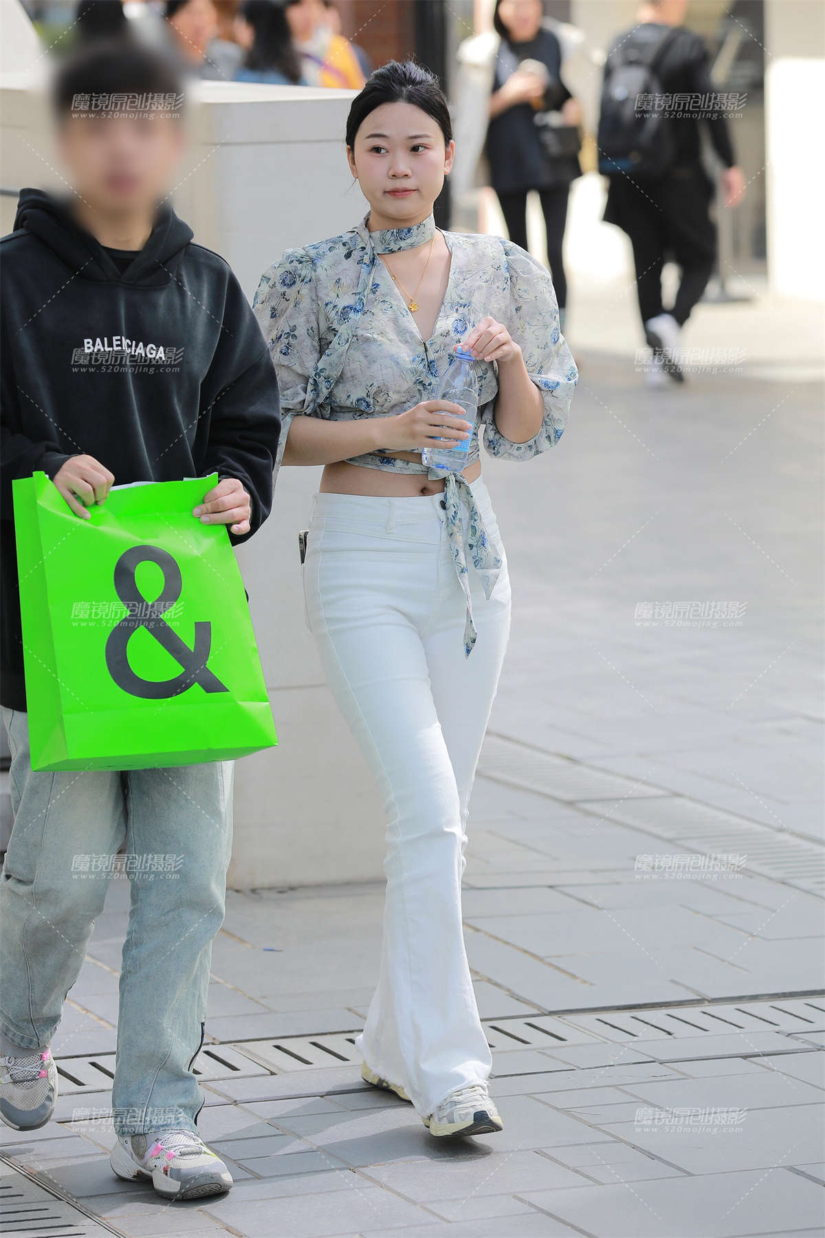 白色紧身裤清纯小妹-日更街拍