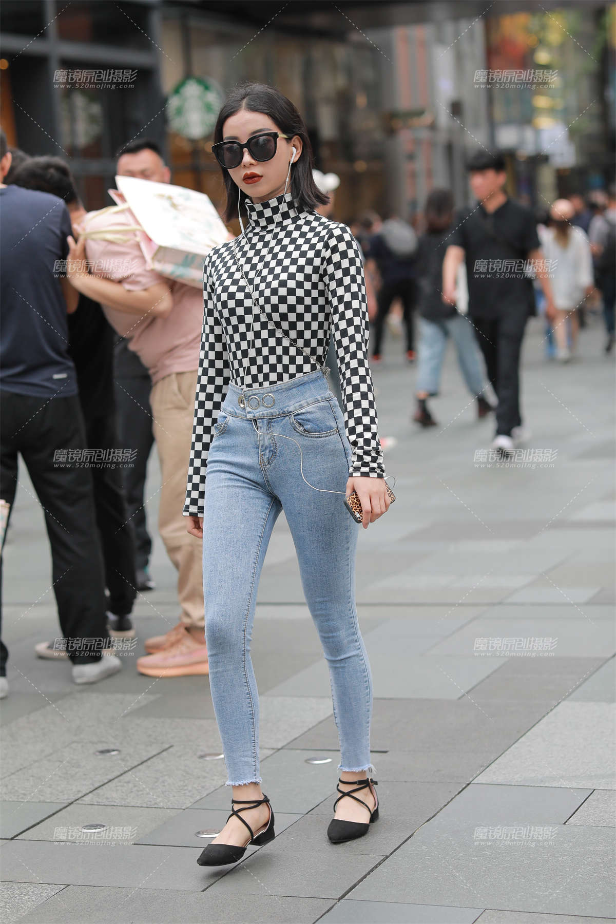 酷酷的紧牛小妹-日更街拍