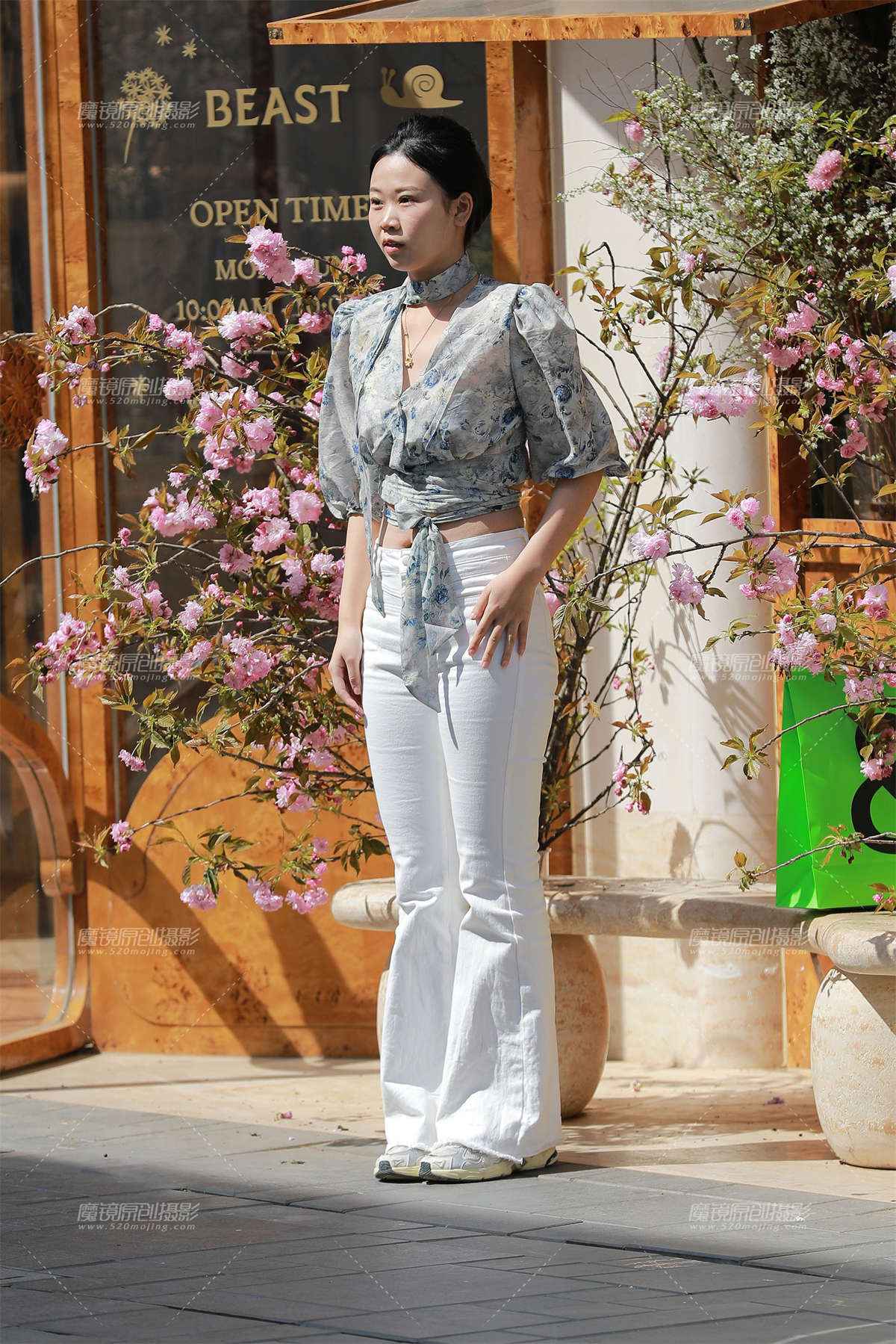 图片[2]-白色紧身裤清纯小妹-日更街拍