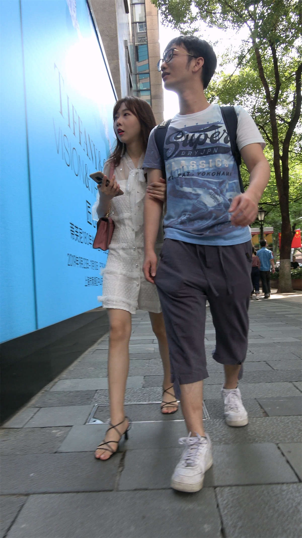 图片[2]-时尚女笑起来真可爱-日更街拍