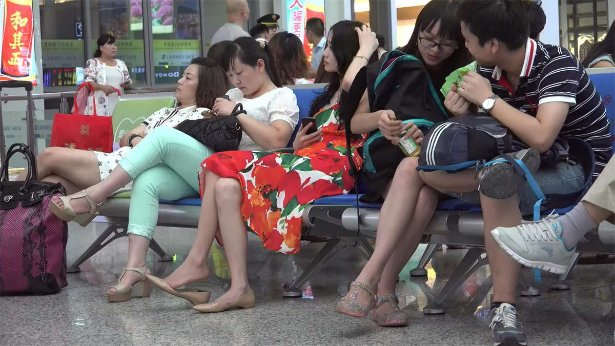 图片[2]-美女抖脚，相信是很多人的大爱-日更街拍