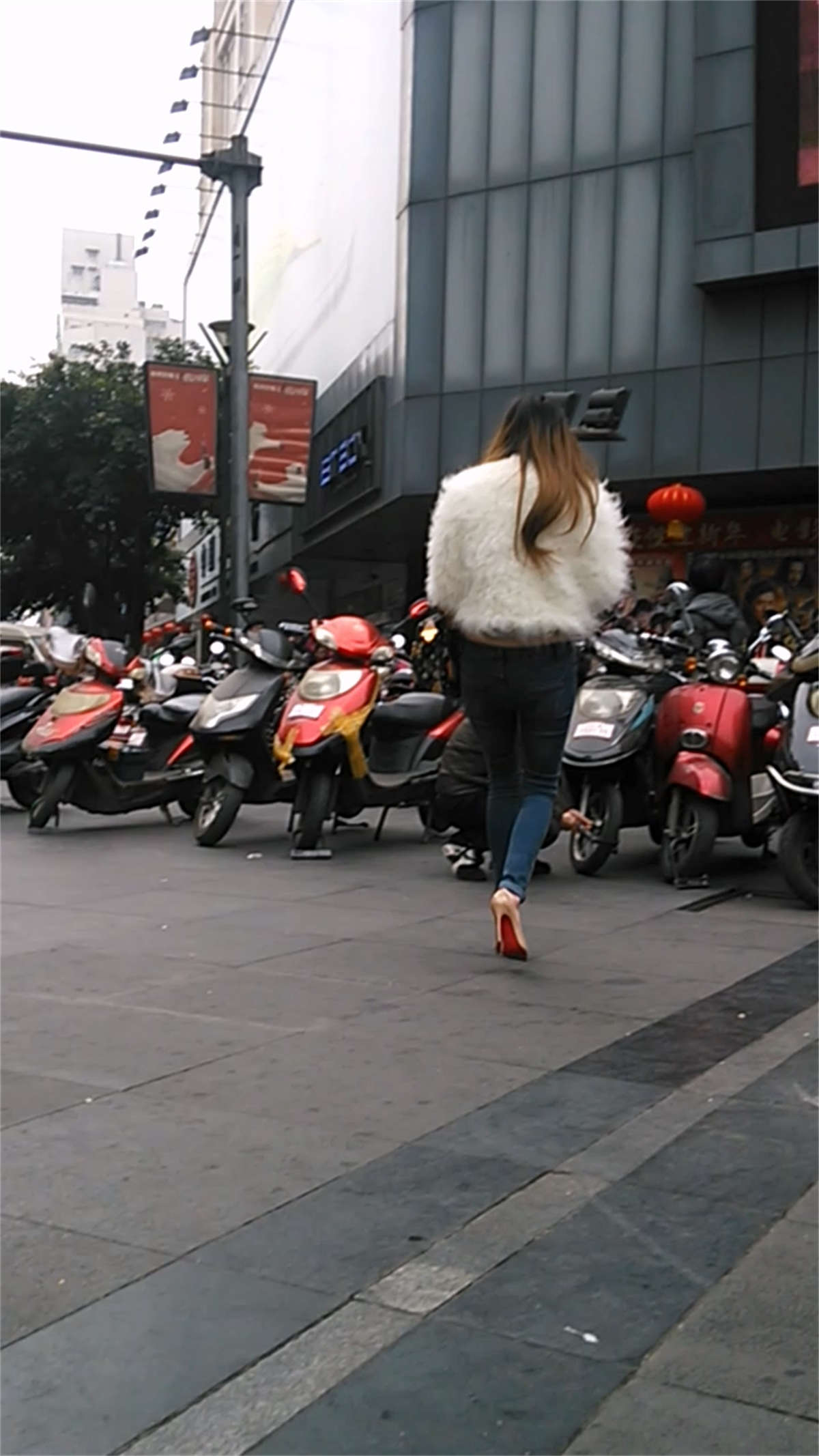 图片[2]-高跟牛仔美女-日更街拍