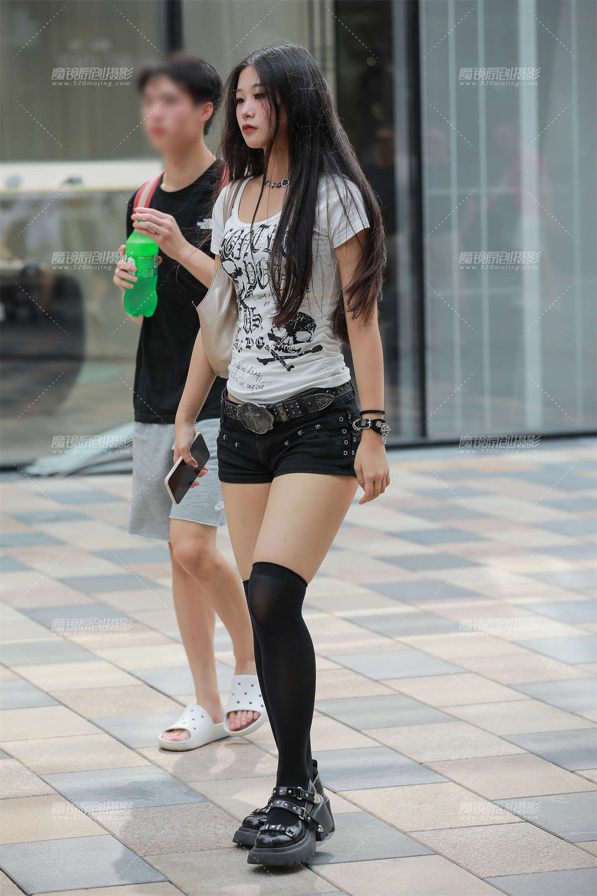 图片[2]-黑色热裤美女-日更街拍