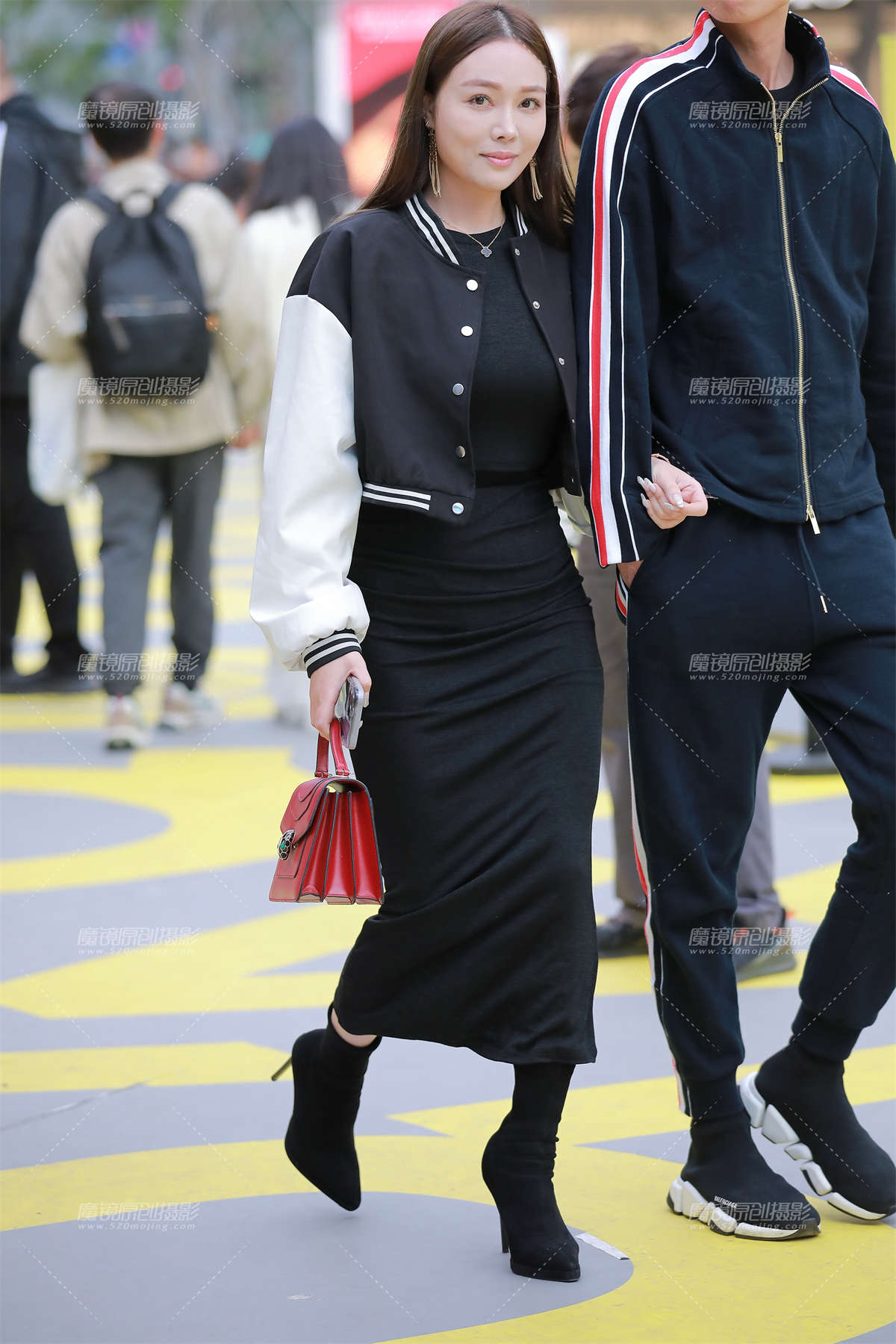 【玻璃街拍】性感包臀裙女友-日更街拍