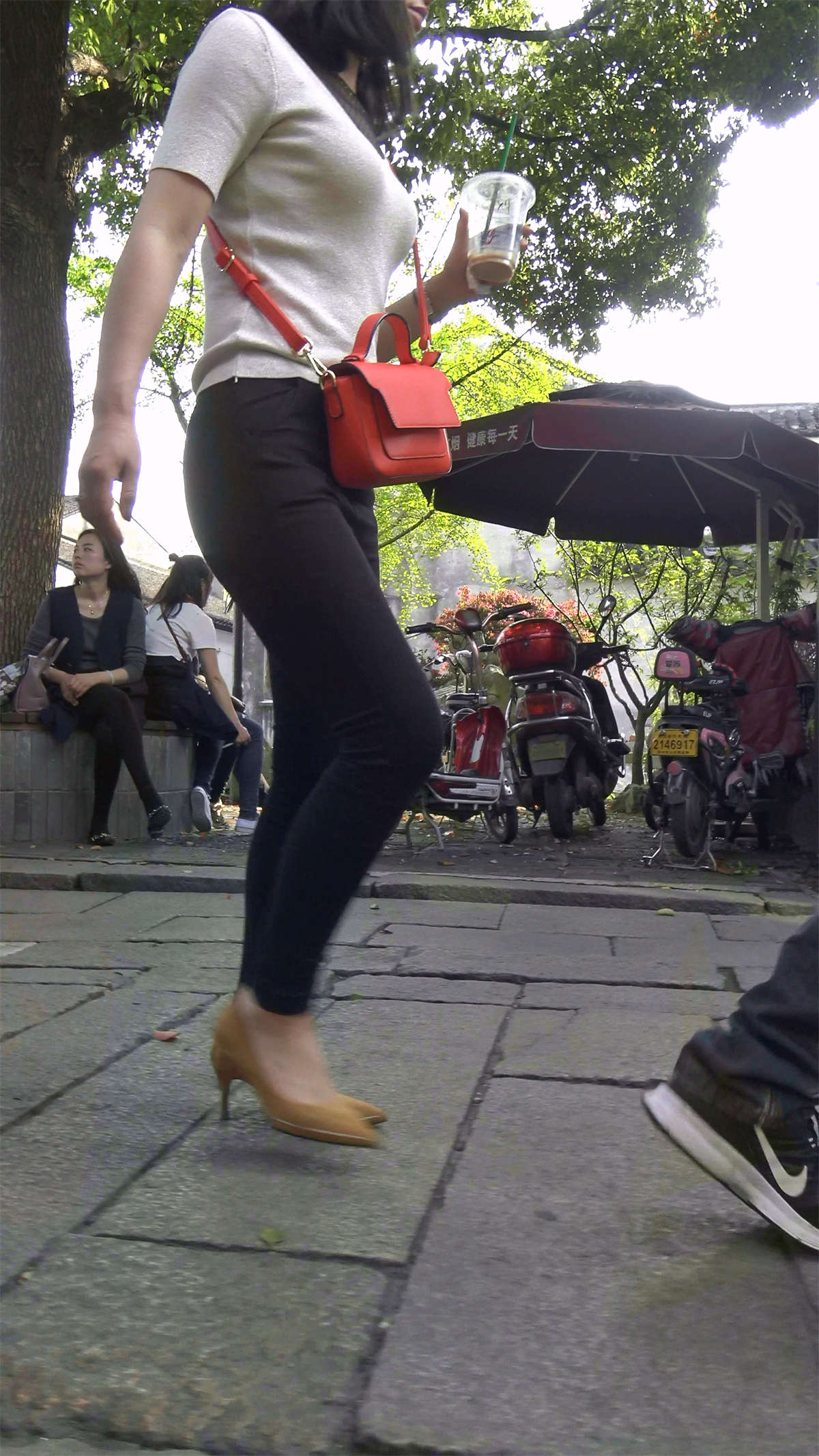 图片[2]-黑色紧身裤高跟鞋知性姐姐2-日更街拍