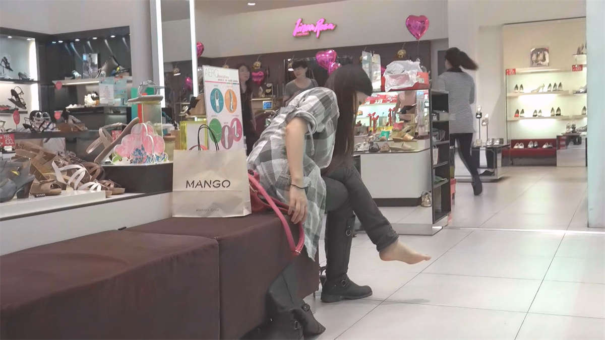 脚上还缠着绷带就来买新鞋的美女-日更街拍