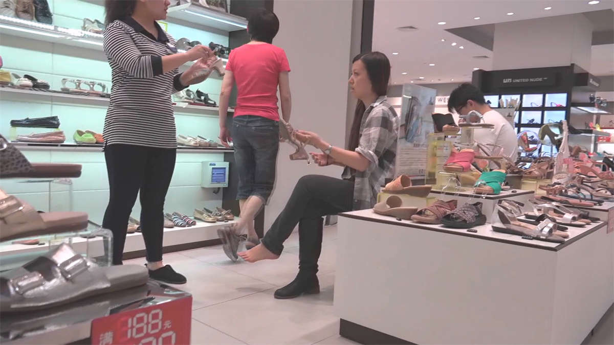 图片[2]-脚上还缠着绷带就来买新鞋的美女-日更街拍