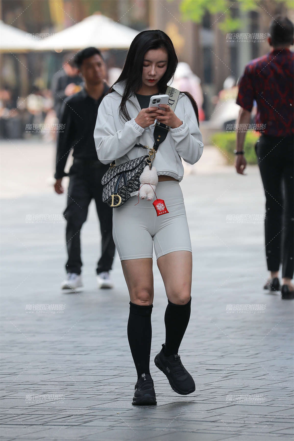 白色瑜伽短裤美女-日更街拍