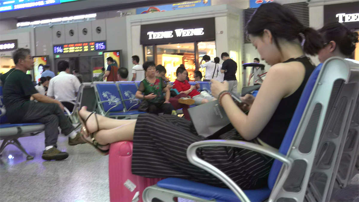 图片[2]-幻想少女露足底已不可能，那就把露出的部分纤毫毕现地拿下-日更街拍