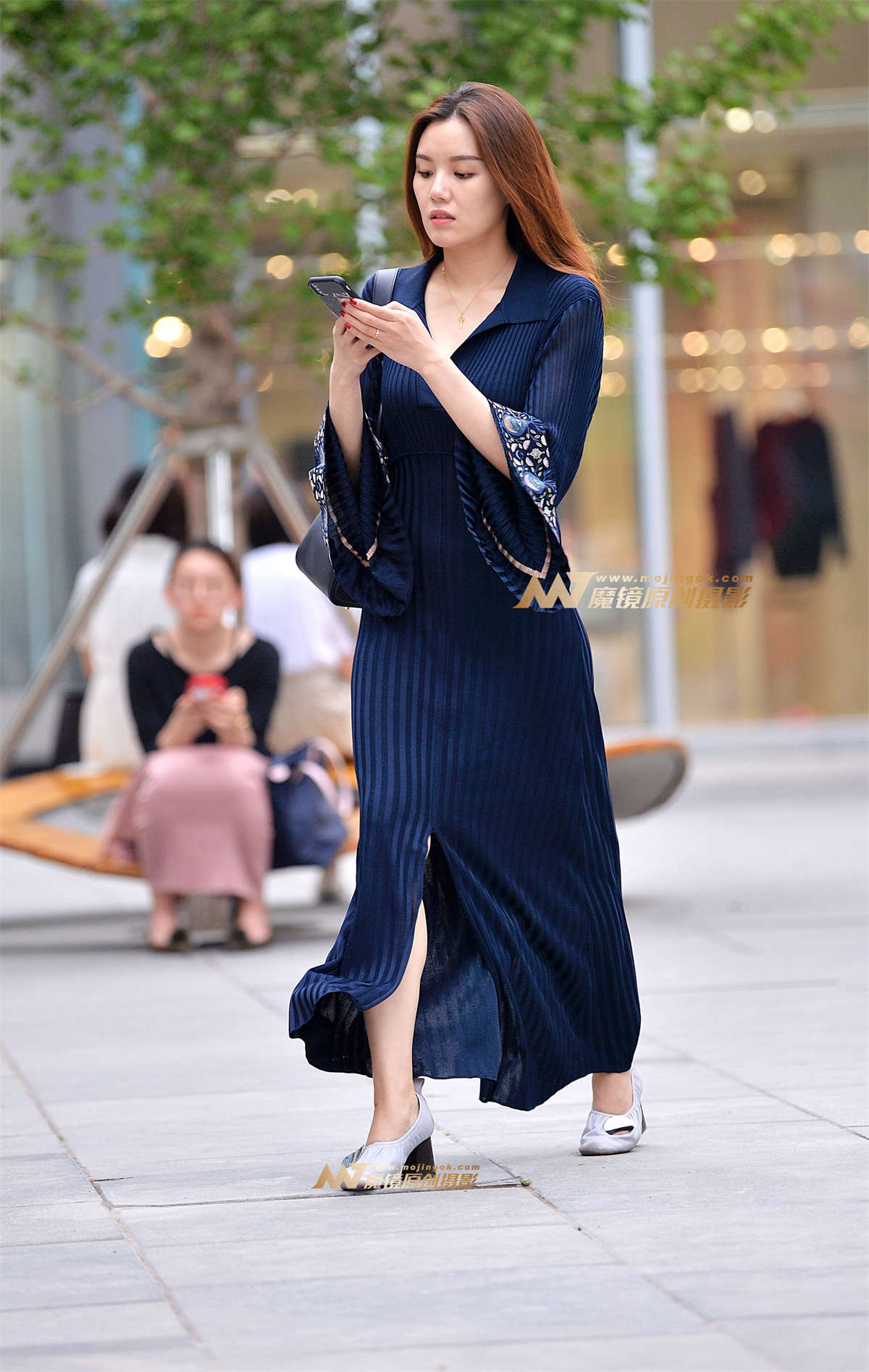 左手倒影赛帖：蓝色经典魅力美女-日更街拍