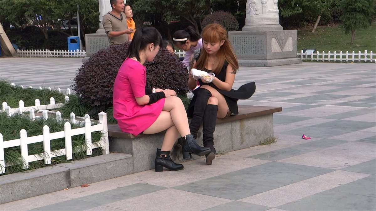 丝袜美女两位-日更街拍