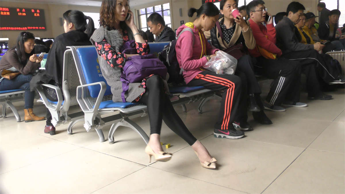 浓妆淡抹的美丽女人扭动一双极品美腿-日更街拍