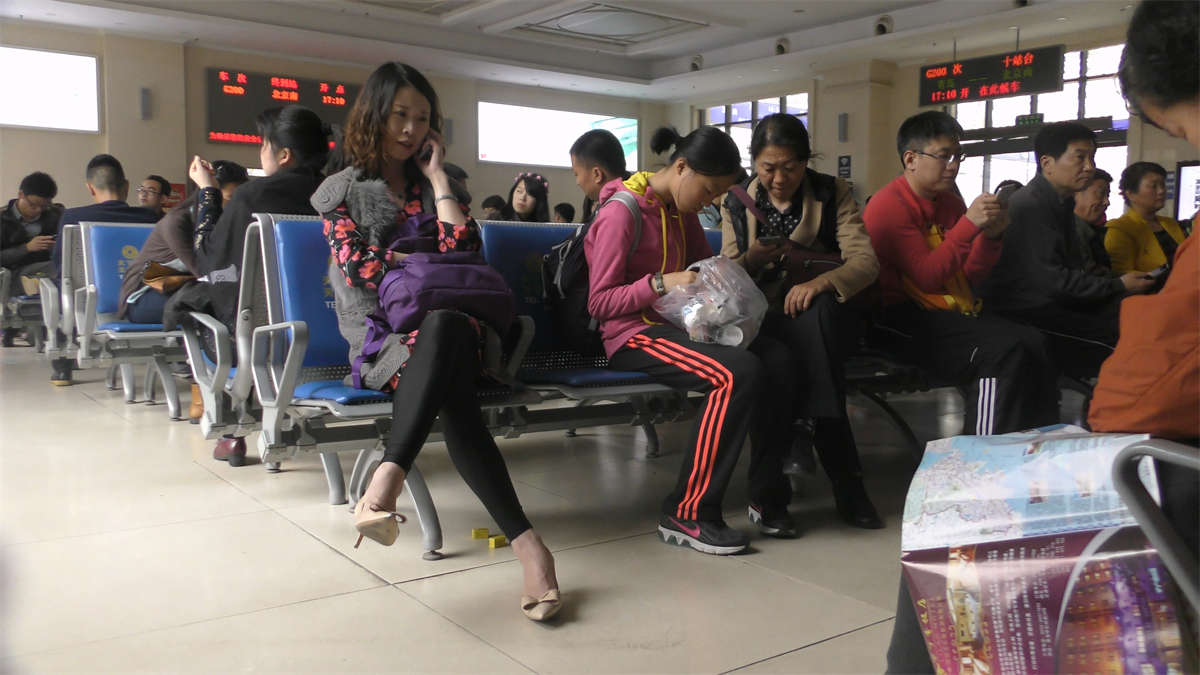 图片[2]-浓妆淡抹的美丽女人扭动一双极品美腿-日更街拍