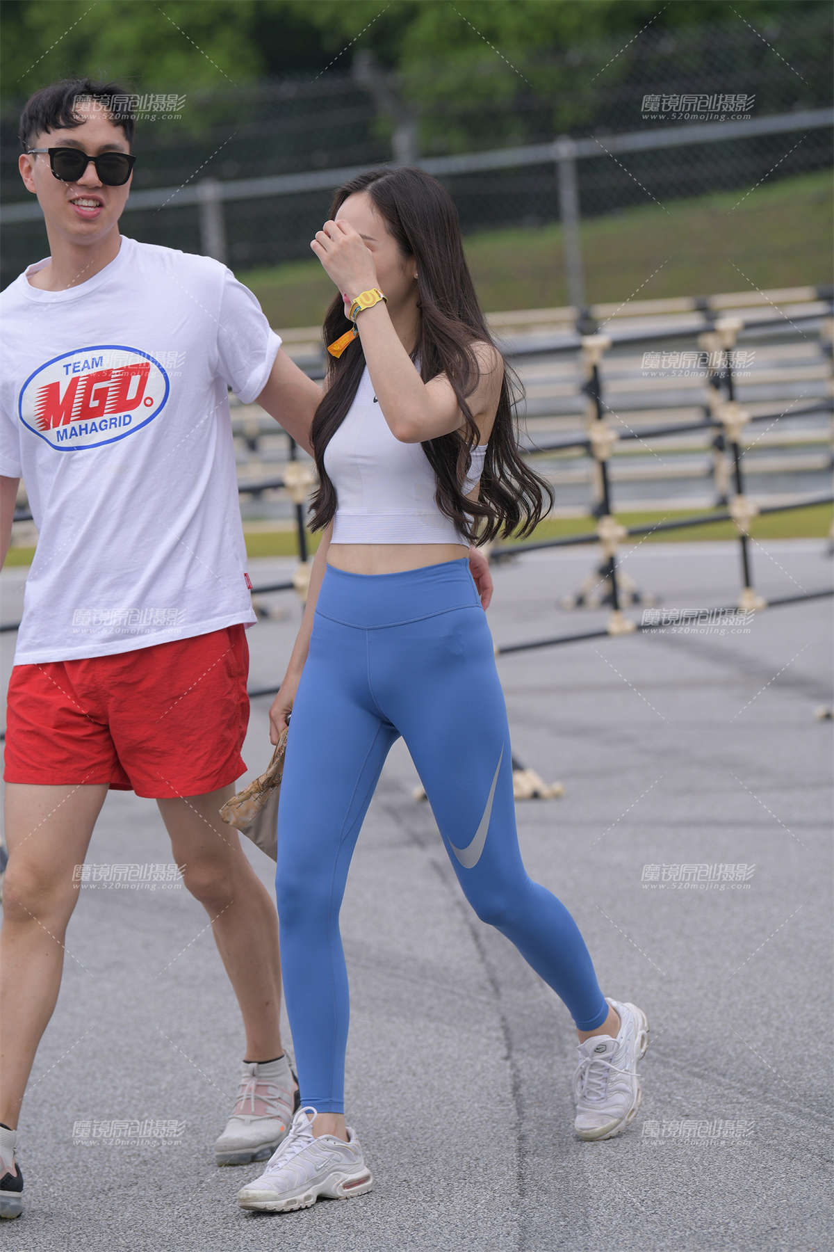 蓝色紧身裤美女-日更街拍