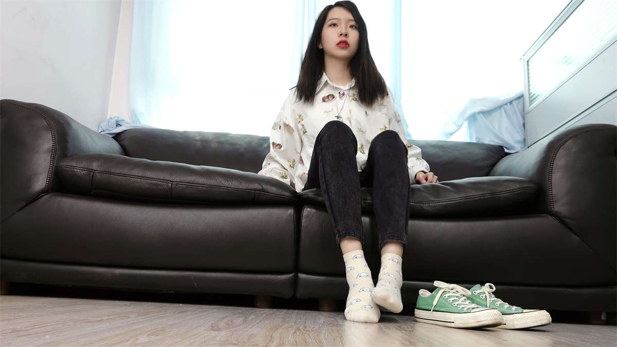 图片[2]-Sexy Asian Girls Feet No.032 初恋般记忆的小女生YIYI近距离秀脚-日更街拍