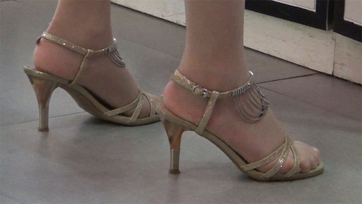 图片[2]-超美的白丝，超赞的腿-日更街拍