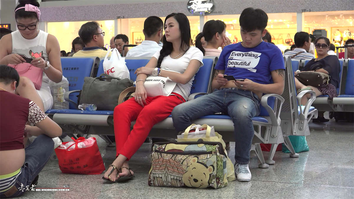 图片[2]-大眼MM为自己的纤细双足配上了不常见的趾甲油-日更街拍