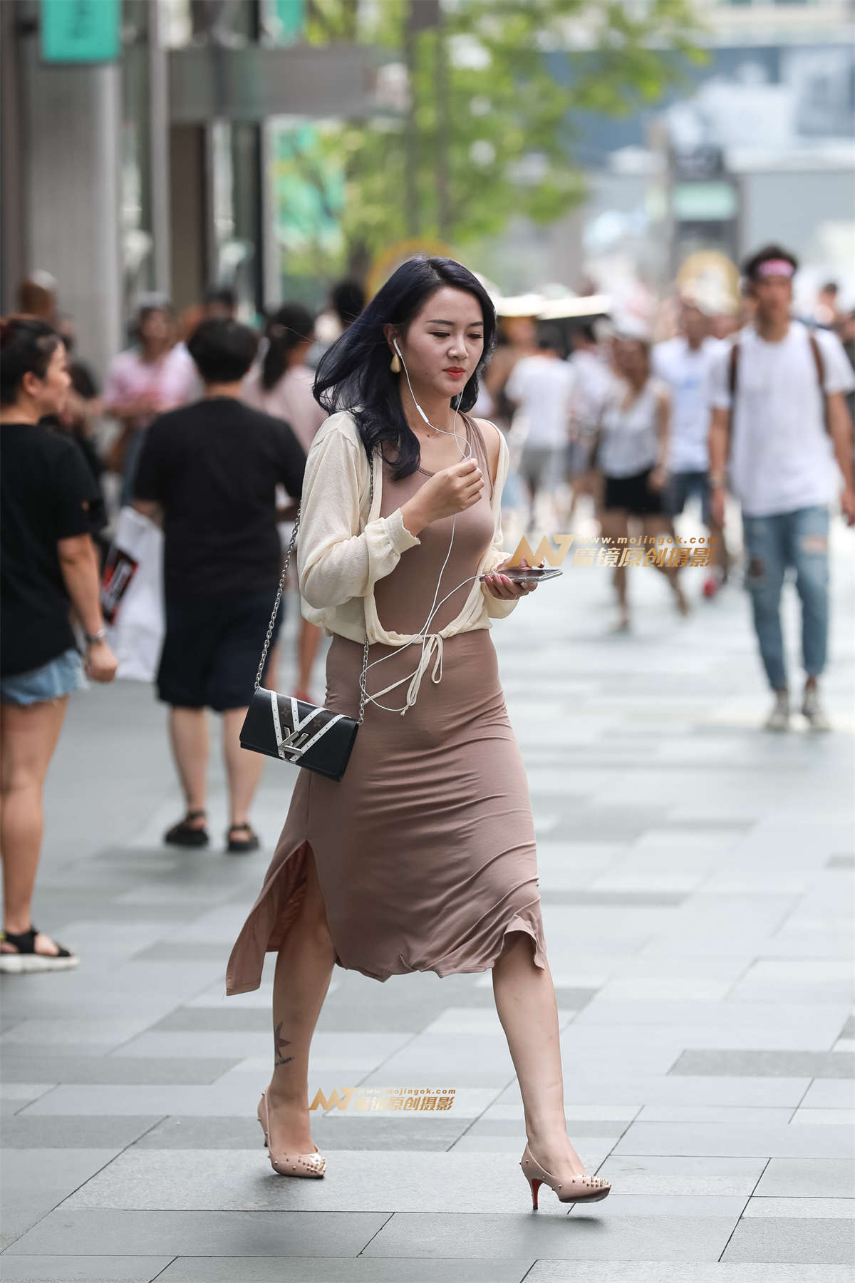 【凯恩赛帖】成熟美女的贴身长裙-日更街拍